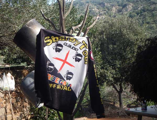 La Maglietta enduro di Claudio Sbarbytour mentre asciuga in un Ovile Sardo